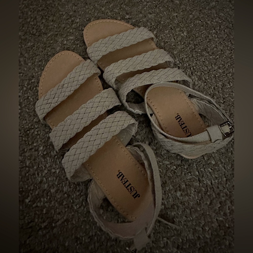 Flat sandals